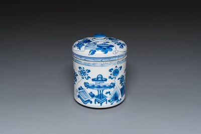 Pot couvert en porcelaine de Chine en bleu et blanc à décor d'antiquités, Kangxi
