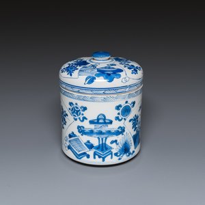 Pot couvert en porcelaine de Chine en bleu et blanc à décor d'antiquités, Kangxi — photo 1