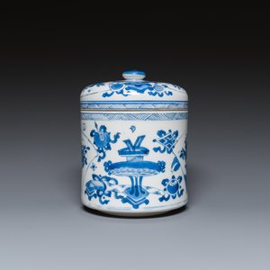 Pot couvert en porcelaine de Chine en bleu et blanc à décor d'antiquités, Kangxi — photo 4