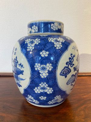 Pot couvert en porcelaine de Chine en bleu et blanc à décor d'antiquités, Kangxi — photo 2