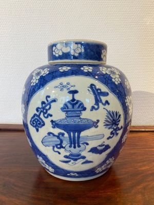 Pot couvert en porcelaine de Chine en bleu et blanc à décor d'antiquités, Kangxi — photo 3