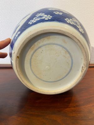 Pot couvert en porcelaine de Chine en bleu et blanc à décor d'antiquités, Kangxi — photo 9