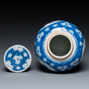 Pot couvert en porcelaine de Chine en bleu et blanc à décor d'antiquités, Kangxi — photo 6
