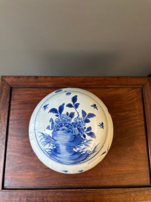Pot couvert en porcelaine de Chine en bleu et blanc à décor d'oiseaux parmi des branches fleuries, période Transition — photo 4