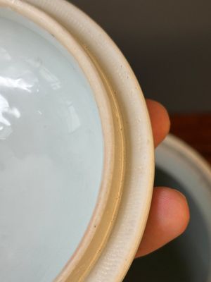 Pot couvert en porcelaine de Chine en bleu et blanc à décor d'oiseaux parmi des branches fleuries, période Transition — photo 7