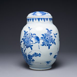 Pot couvert en porcelaine de Chine en bleu et blanc à décor d'oiseaux parmi des branches fleuries, période Transition — photo 2