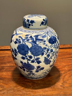 Pot couvert en porcelaine de Chine en bleu et blanc à décor floral, Kangxi — photo 2