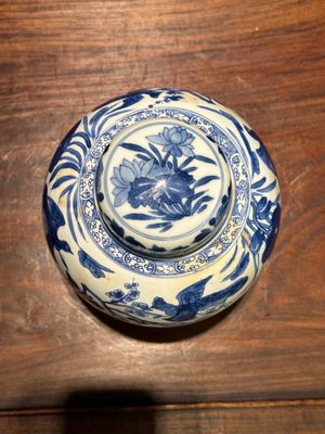 Pot couvert en porcelaine de Chine en bleu et blanc à décor floral, Kangxi — photo 4