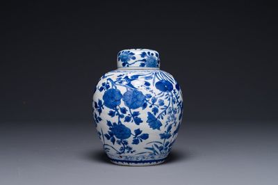 Pot couvert en porcelaine de Chine en bleu et blanc à décor floral, Kangxi