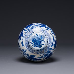 Pot couvert en porcelaine de Chine en bleu et blanc à décor floral, Kangxi — photo 3