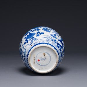 Pot couvert en porcelaine de Chine en bleu et blanc à décor floral, Kangxi — photo 4