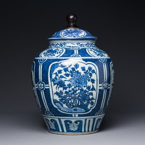 Pot couvert en porcelaine de Chine en bleu et blanc à décor floral, Wanli — photo 1