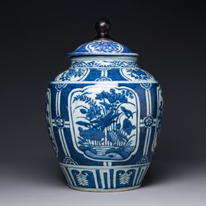 Pot couvert en porcelaine de Chine en bleu et blanc à décor floral, Wanli — photo 2