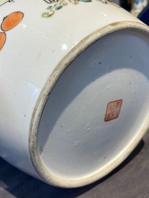 Pot couvert en porcelaine de Chine qianjiang cai à décor d'antiquités, signé Xu Pinheng 許品衡, daté 1903 — photo 8