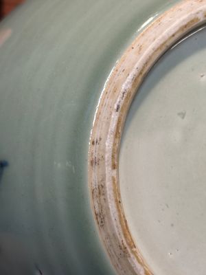 Pot de gingembre en porcelaine de Chine en bleu, blanc et rouge de cuivre sur fond céladon avec couvercle et socle en bois ajouré, 18ème — photo 12