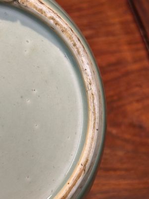 Pot de gingembre en porcelaine de Chine en bleu, blanc et rouge de cuivre sur fond céladon avec couvercle et socle en bois ajouré, 18ème — photo 13