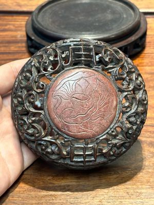 Pot de gingembre en porcelaine de Chine en bleu, blanc et rouge de cuivre sur fond céladon avec couvercle et socle en bois ajouré, 18ème — photo 14