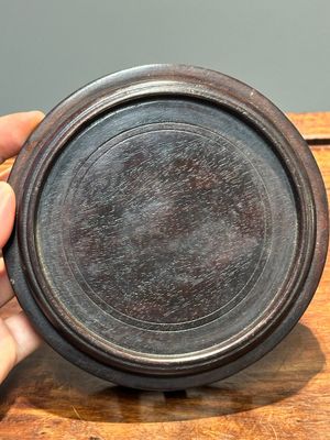 Pot de gingembre en porcelaine de Chine en bleu, blanc et rouge de cuivre sur fond céladon avec couvercle et socle en bois ajouré, 18ème — photo 18