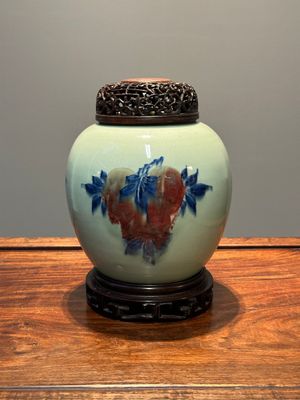 Pot de gingembre en porcelaine de Chine en bleu, blanc et rouge de cuivre sur fond céladon avec couvercle et socle en bois ajouré, 18ème — photo 2