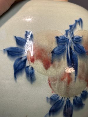 Pot de gingembre en porcelaine de Chine en bleu, blanc et rouge de cuivre sur fond céladon avec couvercle et socle en bois ajouré, 18ème — photo 8
