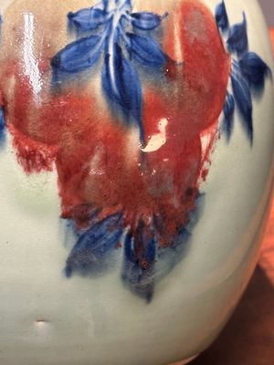 Pot de gingembre en porcelaine de Chine en bleu, blanc et rouge de cuivre sur fond céladon avec couvercle et socle en bois ajouré, 18ème — photo 9