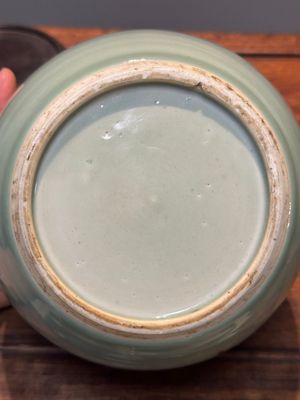 Pot de gingembre en porcelaine de Chine en bleu, blanc et rouge de cuivre sur fond céladon avec couvercle et socle en bois ajouré, 18ème — photo 10