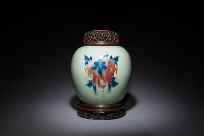 Pot de gingembre en porcelaine de Chine en bleu, blanc et rouge de cuivre sur fond céladon avec couvercle et socle en bois ajouré, 18ème