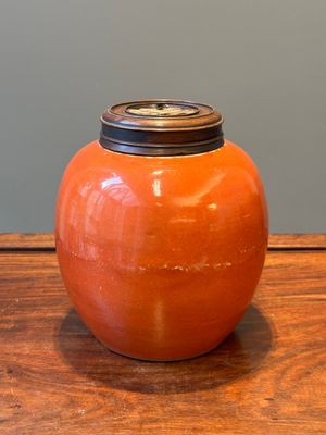 Pot de gingembre en porcelaine de Chine en rouge de corail monochrome au couvercle en bois, 18ème — photo 1