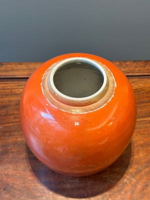 Pot de gingembre en porcelaine de Chine en rouge de corail monochrome au couvercle en bois, 18ème — photo 4