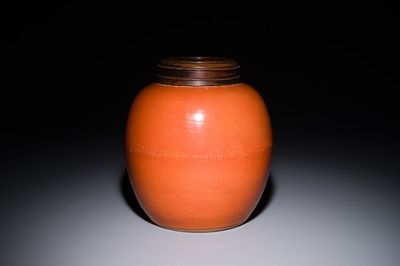 Pot de gingembre en porcelaine de Chine en rouge de corail monochrome au couvercle en bois, 18ème