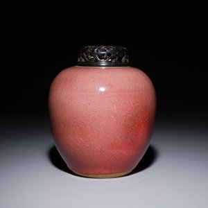 Pot de gingembre en porcelaine de Chine en rouge de cuivre monochrome au couvercle en bois ajouré, 18/19ème — photo 1