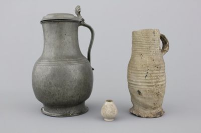 Pot en grès de Raeren, pot en étain et miniature en grès, 15e-18e