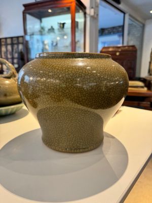 Pot en porcelaine de Chine de type ge aux couvercle et socle en bois, 19ème — photo 1