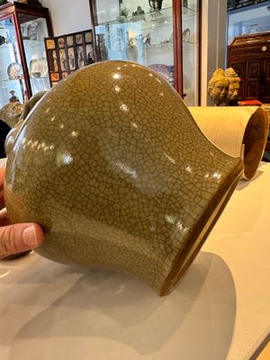 Pot en porcelaine de Chine de type ge aux couvercle et socle en bois, 19ème — photo 5