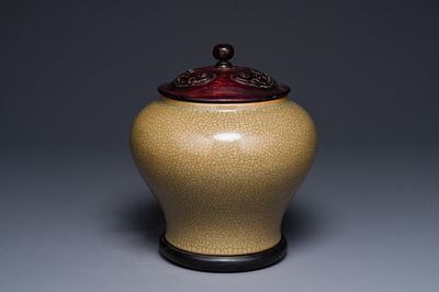 Pot en porcelaine de Chine de type ge aux couvercle et socle en bois, 19ème