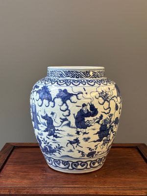 Pot en porcelaine de Chine en bleu et blanc à décor 'Ba Xian Zhu Shou 八仙祝壽', marque et peut-être époque de Wanli — photo 4