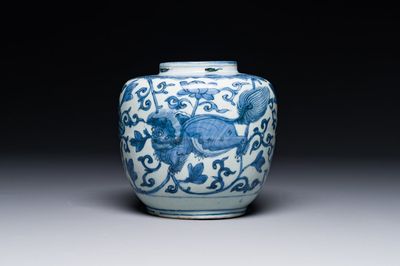 Pot en porcelaine de Chine en bleu et blanc à décor de lions bouddhistes et rinceaux de lotus, Wanli