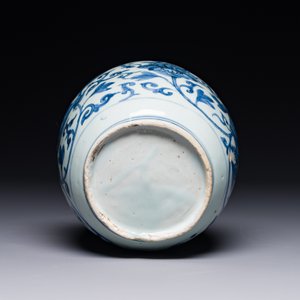 Pot en porcelaine de Chine en bleu et blanc à décor de lions bouddhistes et rinceaux de lotus, Wanli — photo 6