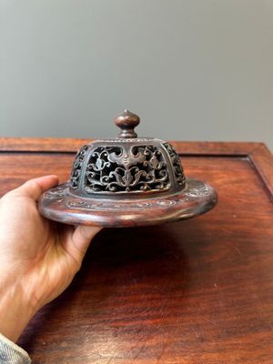 Pot en porcelaine de Chine en bleu et blanc à décor de rinceaux de lotus au couvercle et socle en bois, Kangxi — photo 12