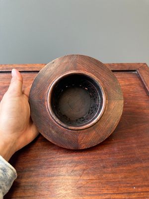 Pot en porcelaine de Chine en bleu et blanc à décor de rinceaux de lotus au couvercle et socle en bois, Kangxi — photo 13