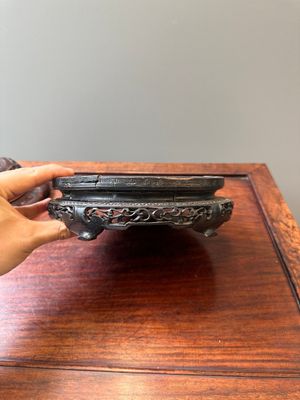 Pot en porcelaine de Chine en bleu et blanc à décor de rinceaux de lotus au couvercle et socle en bois, Kangxi — photo 15