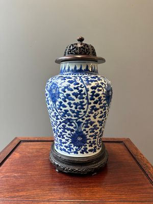 Pot en porcelaine de Chine en bleu et blanc à décor de rinceaux de lotus au couvercle et socle en bois, Kangxi — photo 3