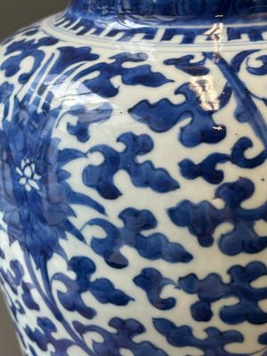 Pot en porcelaine de Chine en bleu et blanc à décor de rinceaux de lotus au couvercle et socle en bois, Kangxi — photo 5