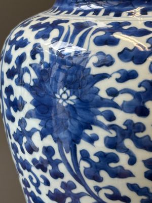 Pot en porcelaine de Chine en bleu et blanc à décor de rinceaux de lotus au couvercle et socle en bois, Kangxi — photo 6