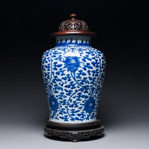 Pot en porcelaine de Chine en bleu et blanc à décor de rinceaux de lotus au couvercle et socle en bois, Kangxi — photo 1