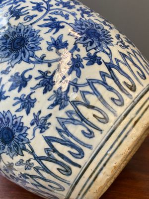 Pot en porcelaine de Chine en bleu et blanc à décor de rinceaux de lotus, Ming — photo 11