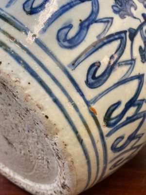 Pot en porcelaine de Chine en bleu et blanc à décor de rinceaux de lotus, Ming — photo 13