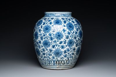 Pot en porcelaine de Chine en bleu et blanc à décor de rinceaux de lotus, Ming