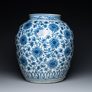 Pot en porcelaine de Chine en bleu et blanc à décor de rinceaux de lotus, Ming — photo 4