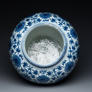 Pot en porcelaine de Chine en bleu et blanc à décor de rinceaux de lotus, Ming — photo 5